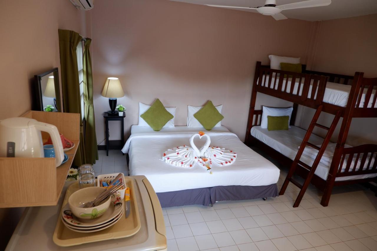 Kata Beachwalk Hotel And Bungalows Екстер'єр фото