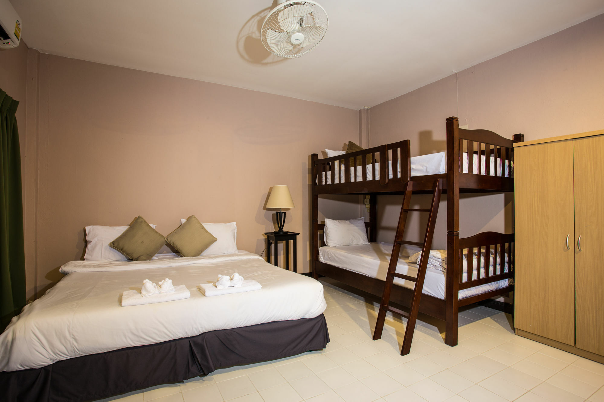 Kata Beachwalk Hotel And Bungalows Екстер'єр фото