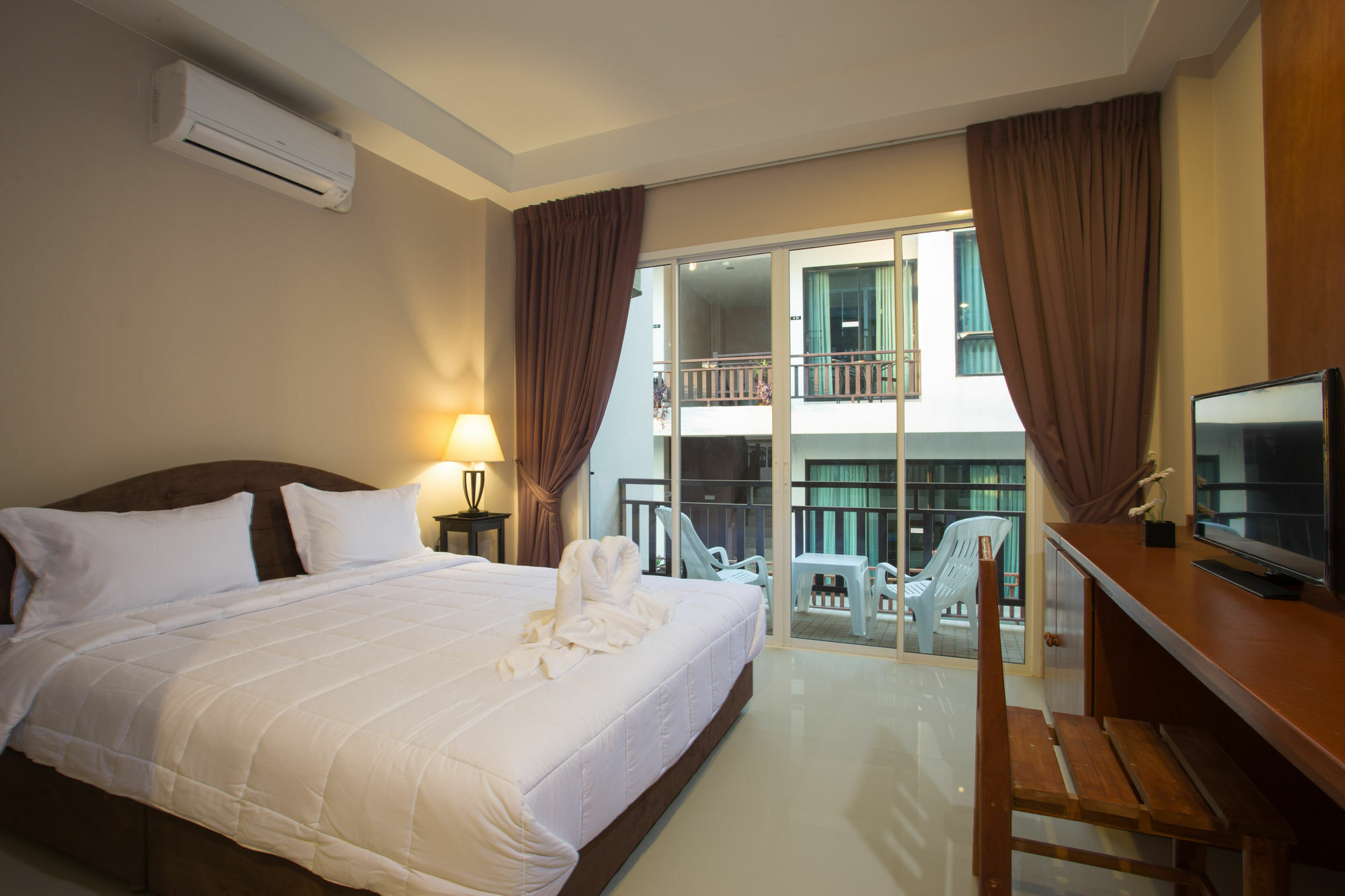 Kata Beachwalk Hotel And Bungalows Екстер'єр фото