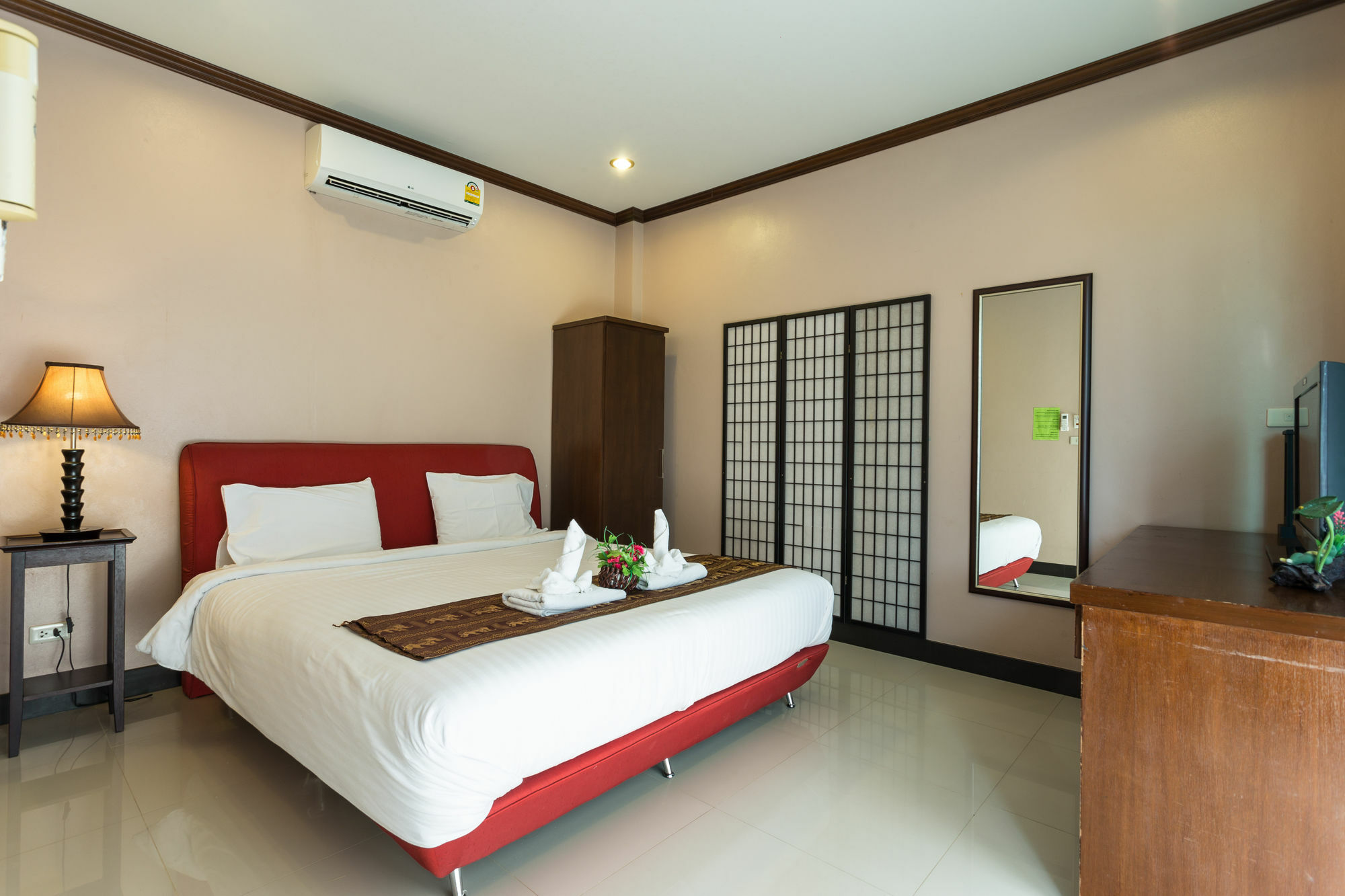 Kata Beachwalk Hotel And Bungalows Екстер'єр фото